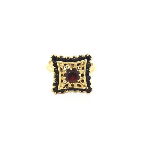 Vintage 18K Gold Ring with Garnet
